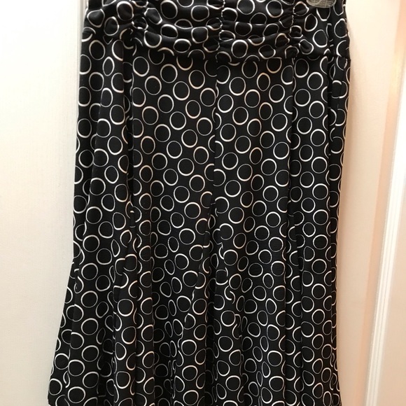Apt 9 Black Skirt/ White print. Size M. Pretty and flowy - Picture 1 of 2